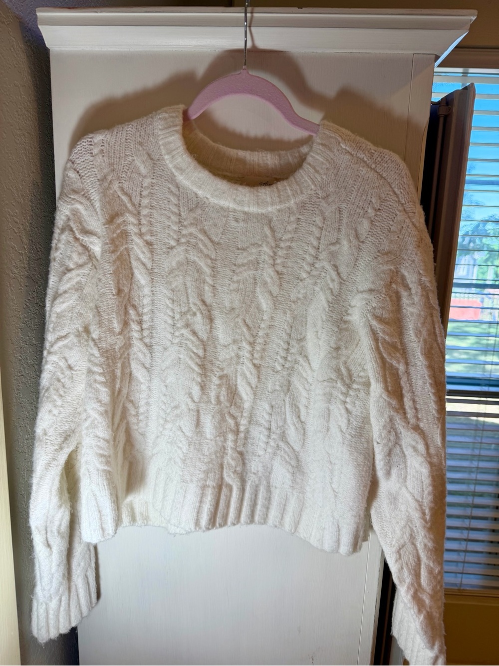Universal Thread white cable-knit sweater size Medium!